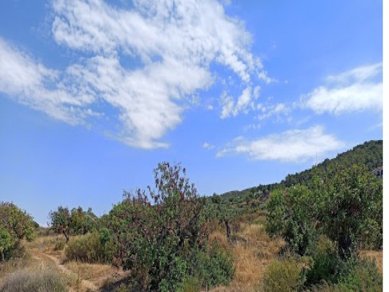 Girne Kayalar köyünde manzaralı arsa Remax Golden Cyprus