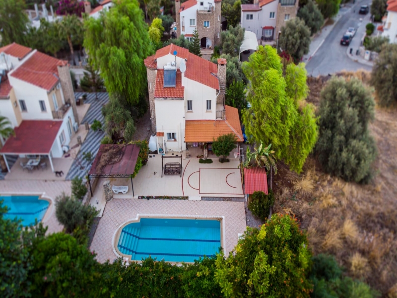 Girne Ozanköy bölgesi geniş bahçeli tam müstakil villa Remax Golden Cyprus