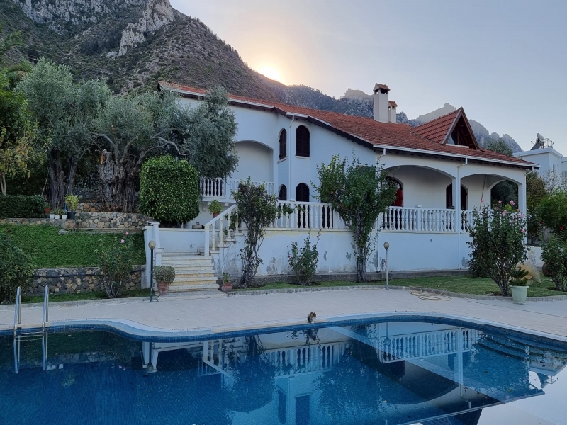 Girne Karmi Bölgesinde Muhteşem Manzaralı  Satılık Villa Remax Golden Cyprus