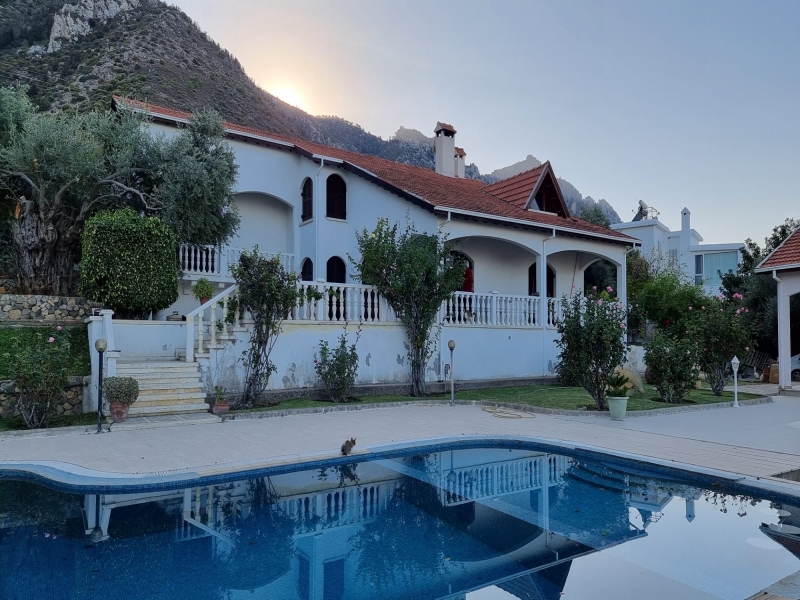 Girne Karmi Bölgesinde Muhteşem Manzaralı  Satılık Villa Remax Golden Cyprus