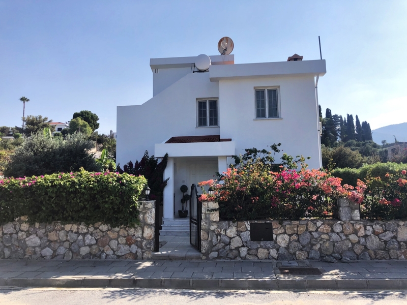 Havuzlu Site İçinde Satılık  3+1 Villa Remax Golden Cyprus