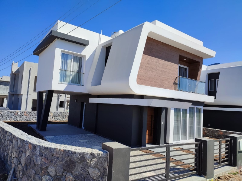 Girne Karşıyaka bölgesinde denize yürüme mesafesinde satılık villa Remax Golden Cyprus
