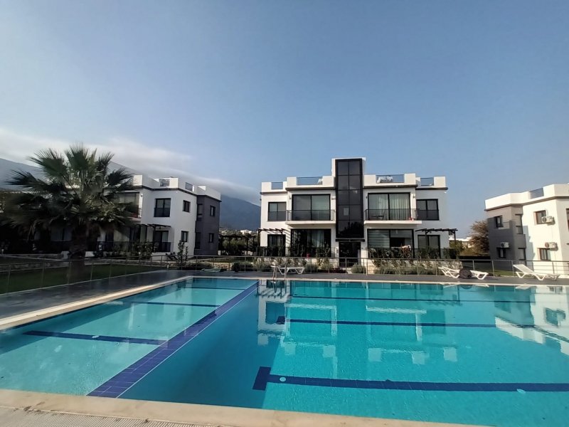 Alsancak bölgesinde ortak havuzlu site içerinde 2 yatak odalı daire Remax Golden Cyprus