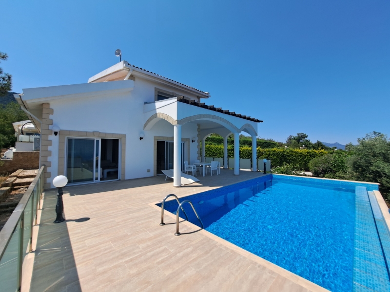 Esentepe´de Dağ ve Deniz manzaralı Satilik Villa Remax Golden Cyprus