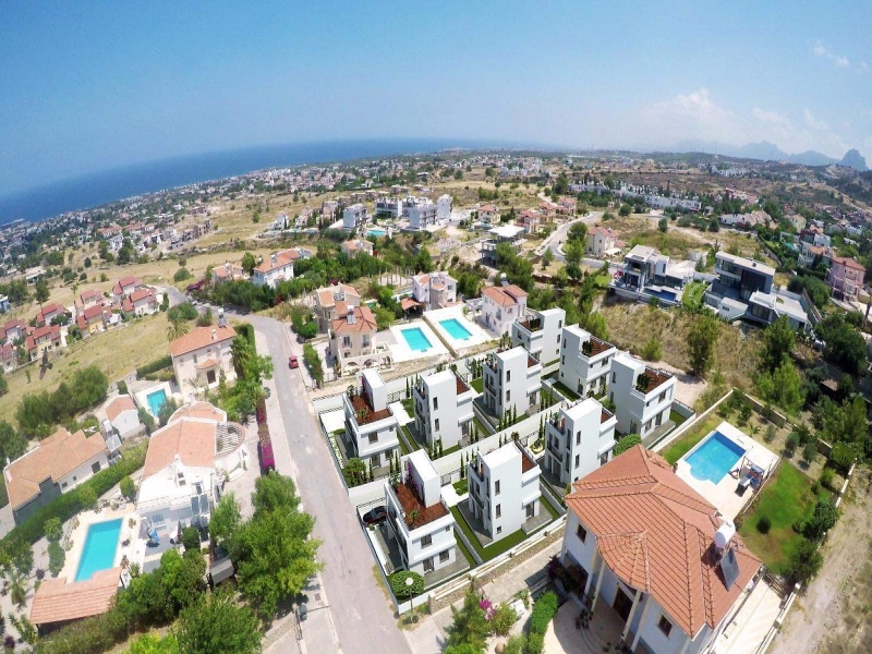 Çatalköy´de Dağ ve Deniz manzaralı geniş teraslı dublex Villalar! Remax Golden Cyprus