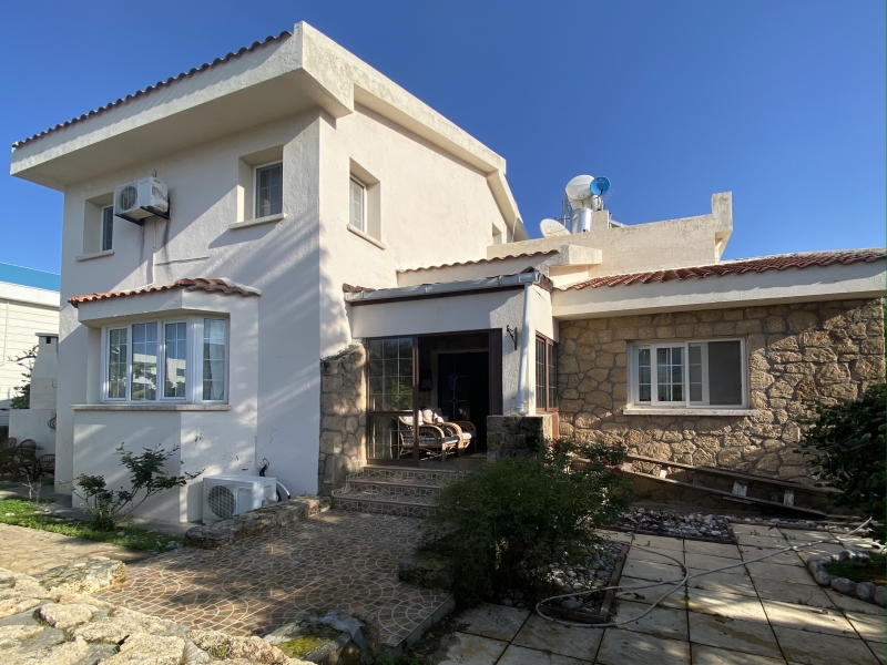 Girne Karaoğlanoğlunda Geniş Bahçeli Satılık Villa Remax Golden Cyprus